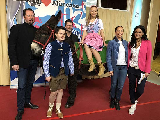 Martin Lacey jr, Alexis Lacey, Thomas Lacey, Shirin, Jana Mandana Lacey-Krone und Moderatorin Agnes Zimmermann (©Foto: Martin Schmitz)